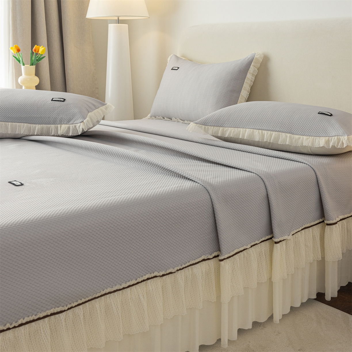 91家纺网 家纺一手货源 找家纺 赛丽雅 2026春夏新款480克A类PE聚乙烯提花冰豆豆凉感床裙款凉席三件套席子空调软席 点点-灰