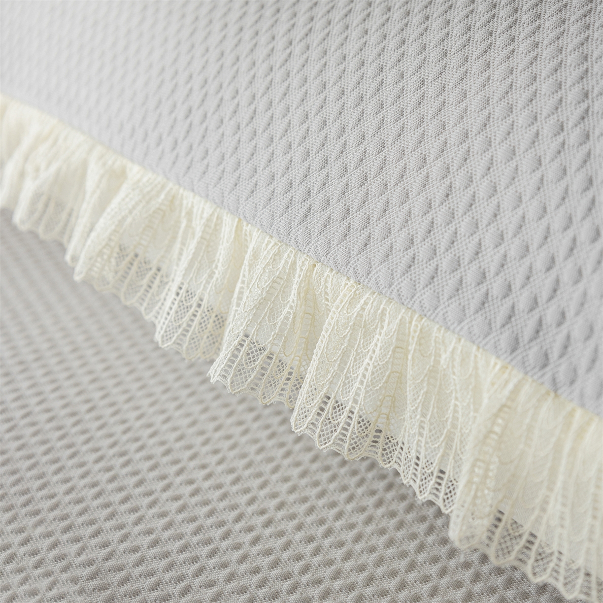 91家纺网 家纺一手货源 找家纺 赛丽雅 2026春夏新款480克A类PE聚乙烯提花冰豆豆凉感床裙款凉席三件套席子空调软席 点点-灰