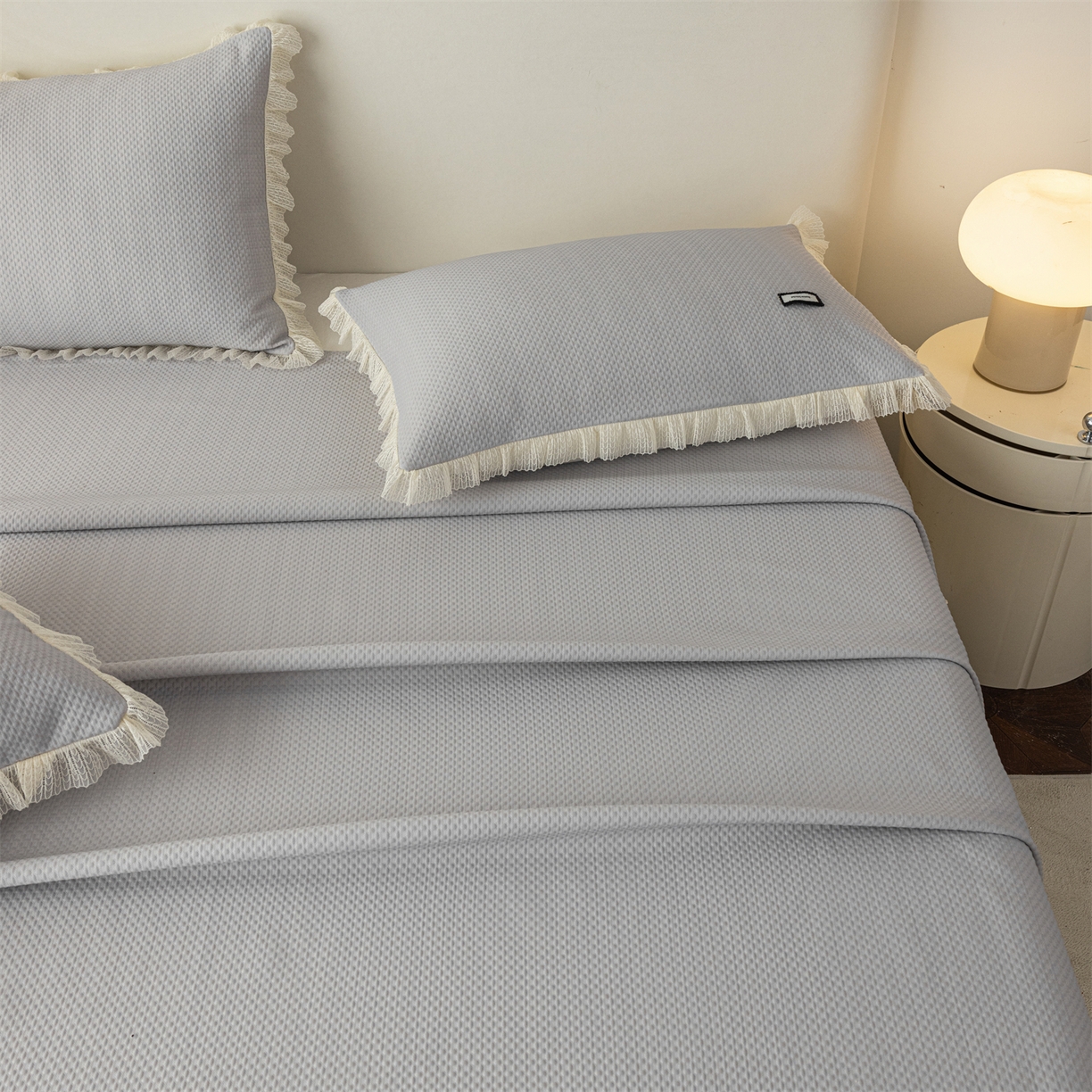 91家纺网 家纺一手货源 找家纺 赛丽雅 2026春夏新款480克A类PE聚乙烯提花冰豆豆凉感床裙款凉席三件套席子空调软席 点点-灰