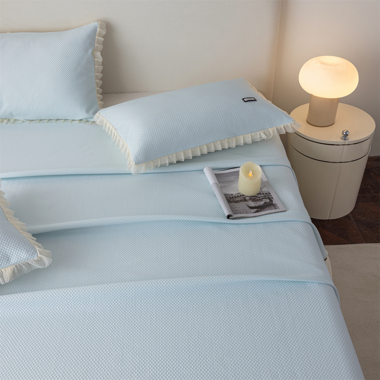 91家纺网 家纺一手货源 找家纺 赛丽雅 2026春夏新款480克A类PE聚乙烯提花冰豆豆凉感床裙款凉席三件套席子空调软席 点点-蓝