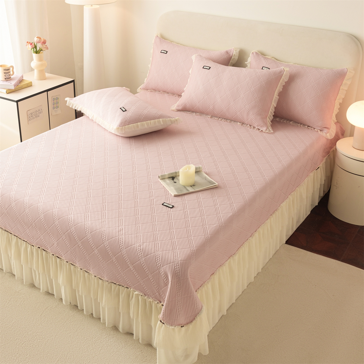 91家纺网 家纺一手货源 找家纺 赛丽雅 2026春夏新款480克A类PE聚乙烯提花冰豆豆凉感床裙款凉席三件套席子空调软席 方格-粉