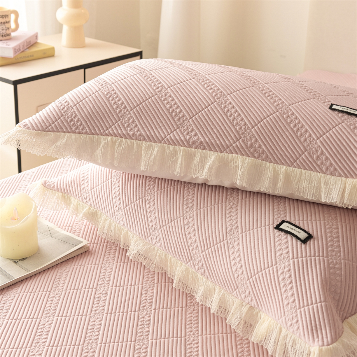 91家纺网 家纺一手货源 找家纺 赛丽雅 2026春夏新款480克A类PE聚乙烯提花冰豆豆凉感床裙款凉席三件套席子空调软席 方格-粉