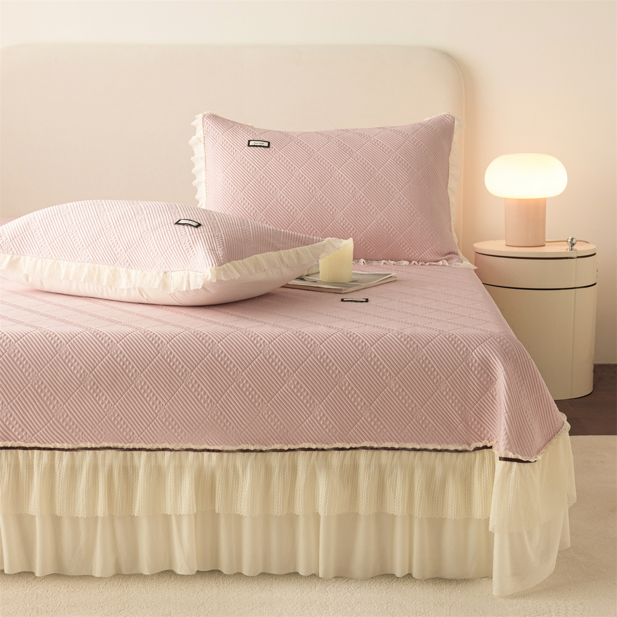 91家纺网 家纺一手货源 找家纺 赛丽雅 2026春夏新款480克A类PE聚乙烯提花冰豆豆凉感床裙款凉席三件套席子空调软席 方格-粉