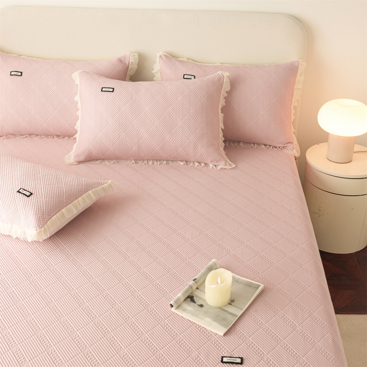 91家纺网 家纺一手货源 找家纺 赛丽雅 2026春夏新款480克A类PE聚乙烯提花冰豆豆凉感床裙款凉席三件套席子空调软席 方格-粉