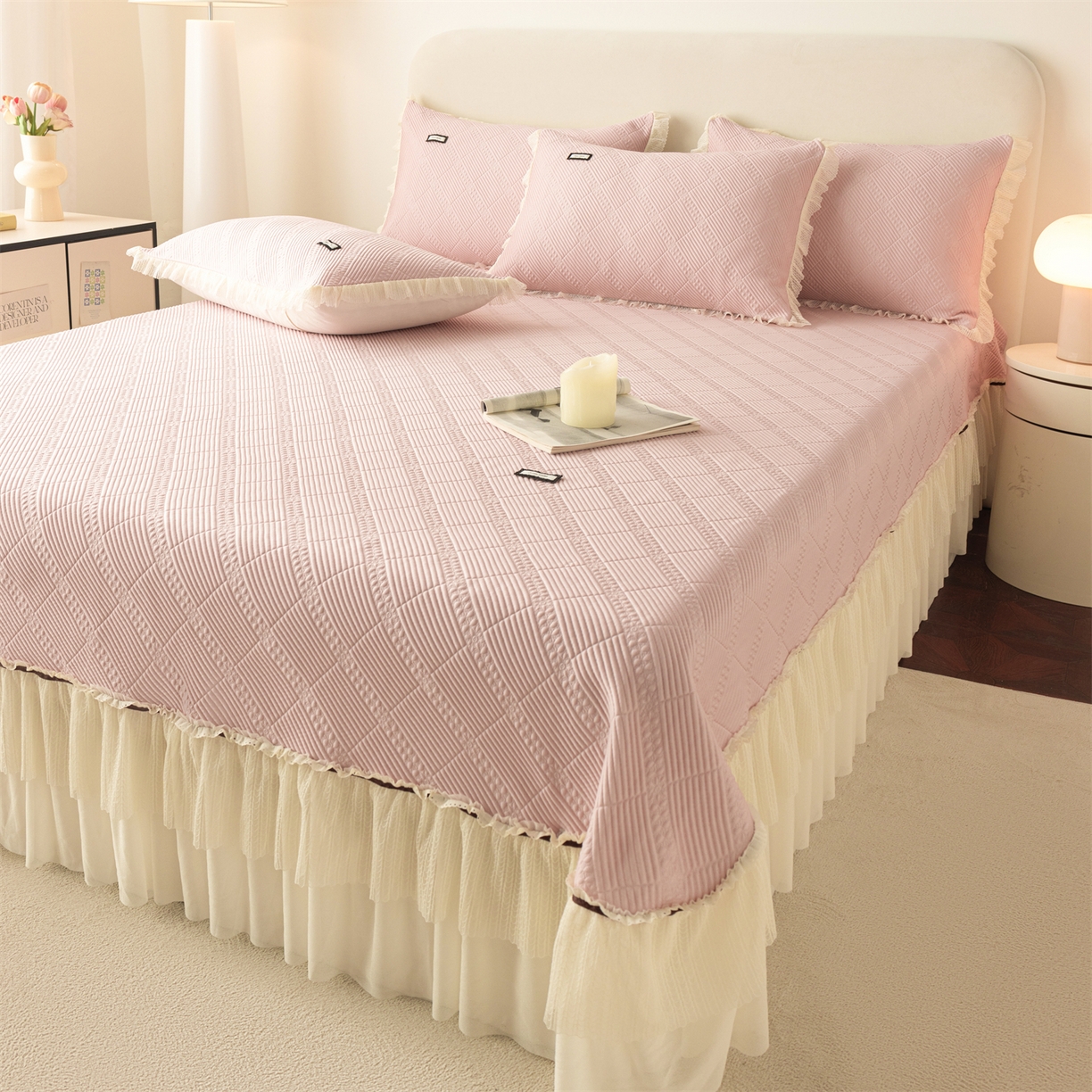 91家纺网 家纺一手货源 找家纺 赛丽雅 2026春夏新款480克A类PE聚乙烯提花冰豆豆凉感床裙款凉席三件套席子空调软席 方格-粉