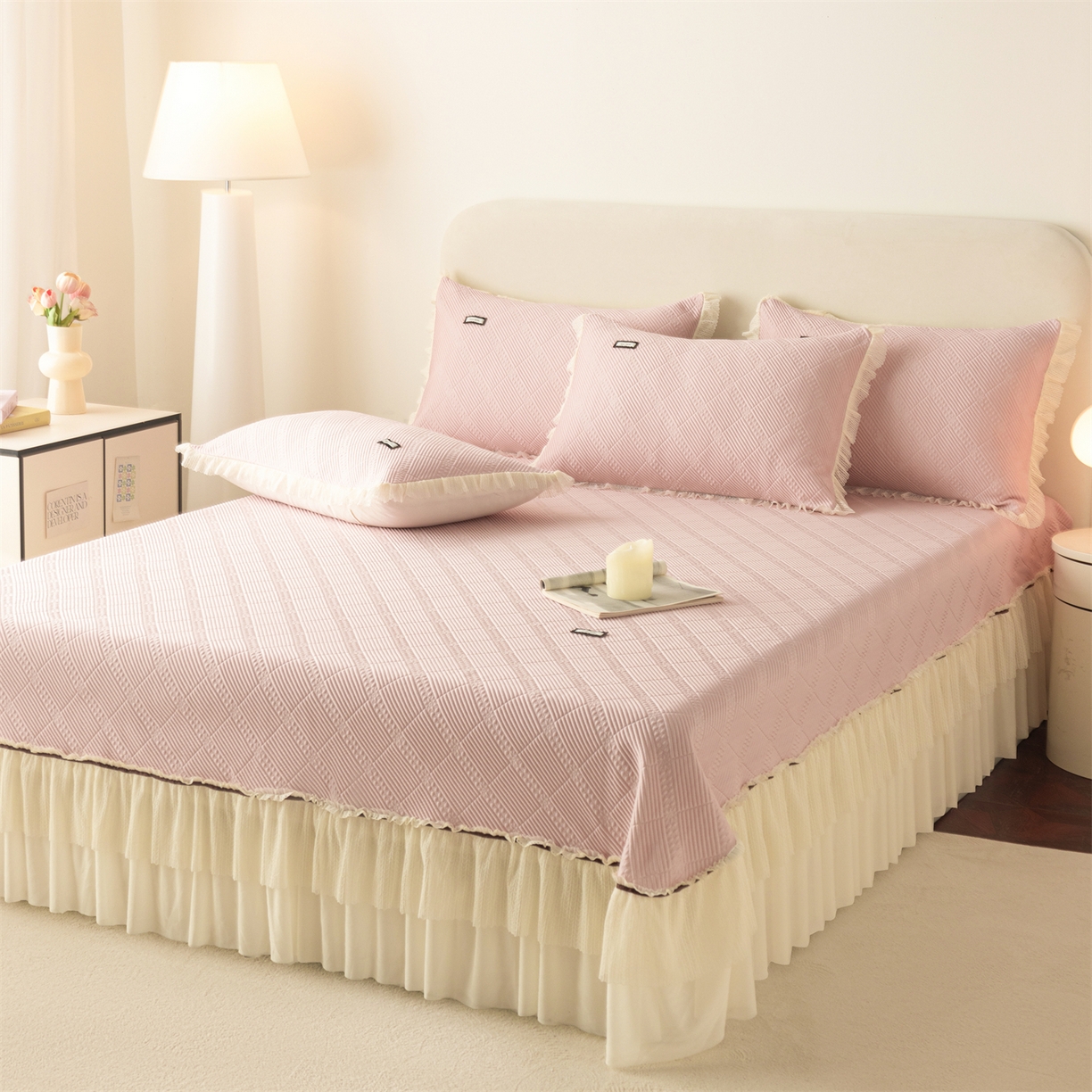 91家纺网 家纺一手货源 找家纺 赛丽雅 2026春夏新款480克A类PE聚乙烯提花冰豆豆凉感床裙款凉席三件套席子空调软席 方格-粉