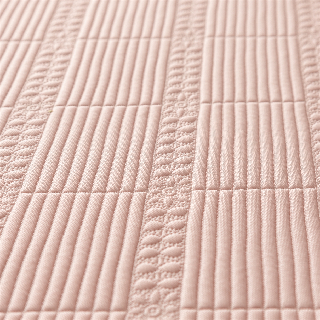 91家纺网 家纺一手货源 找家纺 赛丽雅 2026春夏新款480克A类PE聚乙烯提花冰豆豆凉感床裙款凉席三件套席子空调软席 方格-粉