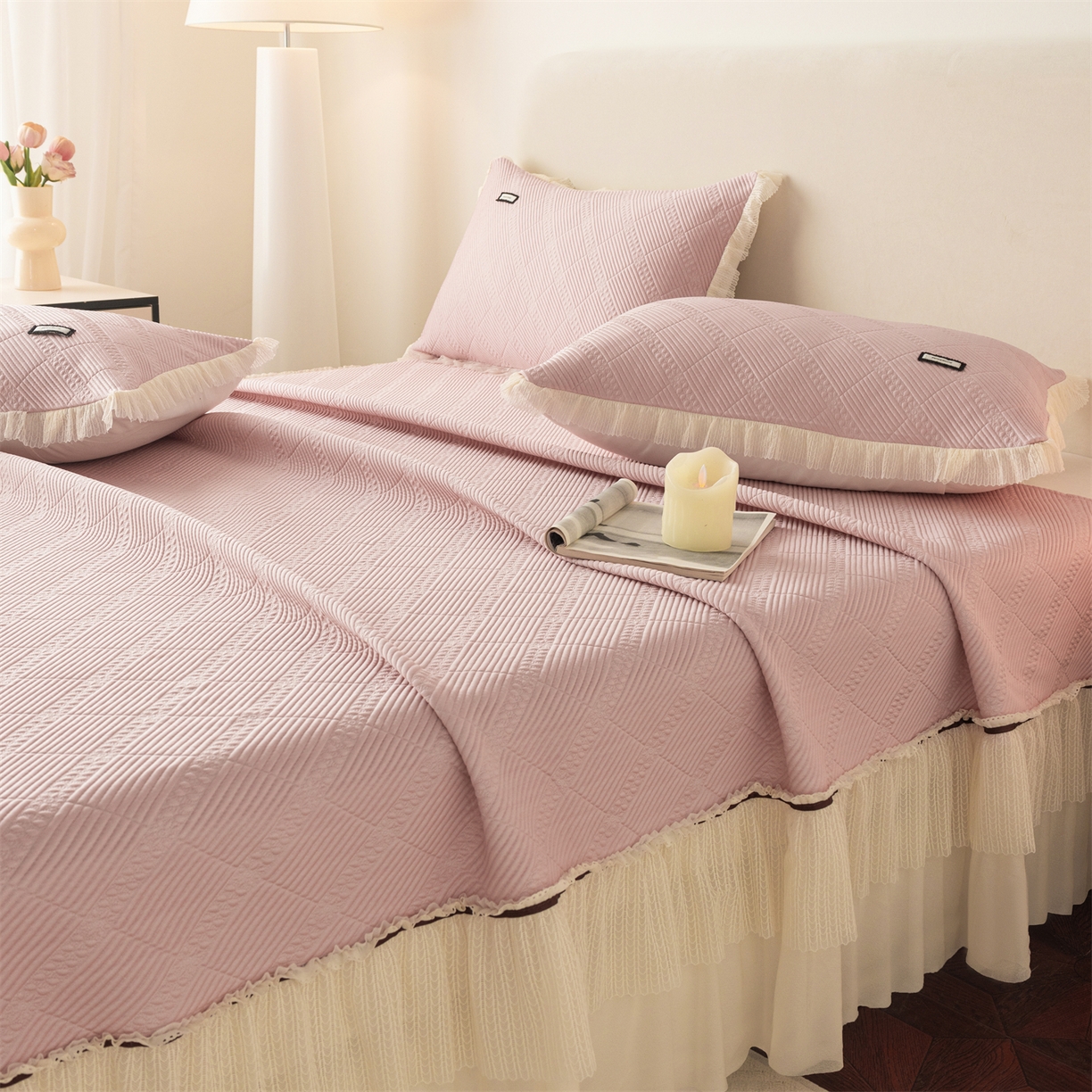 91家纺网 家纺一手货源 找家纺 赛丽雅 2026春夏新款480克A类PE聚乙烯提花冰豆豆凉感床裙款凉席三件套席子空调软席 方格-粉