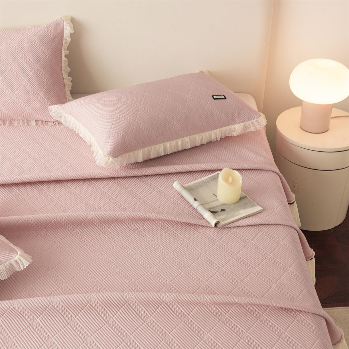 91家纺网 家纺一手货源 找家纺 赛丽雅 2026春夏新款480克A类PE聚乙烯提花冰豆豆凉感床裙款凉席三件套席子空调软席 方格-粉