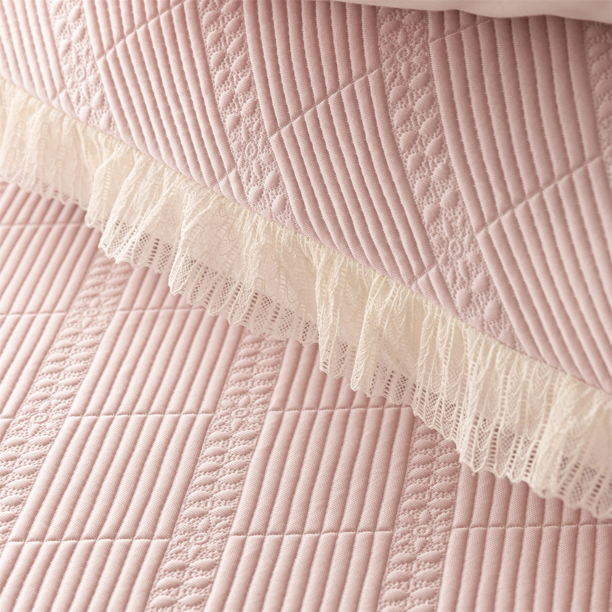 91家纺网 家纺一手货源 找家纺 赛丽雅 2026春夏新款480克A类PE聚乙烯提花冰豆豆凉感床裙款凉席三件套席子空调软席 方格-粉