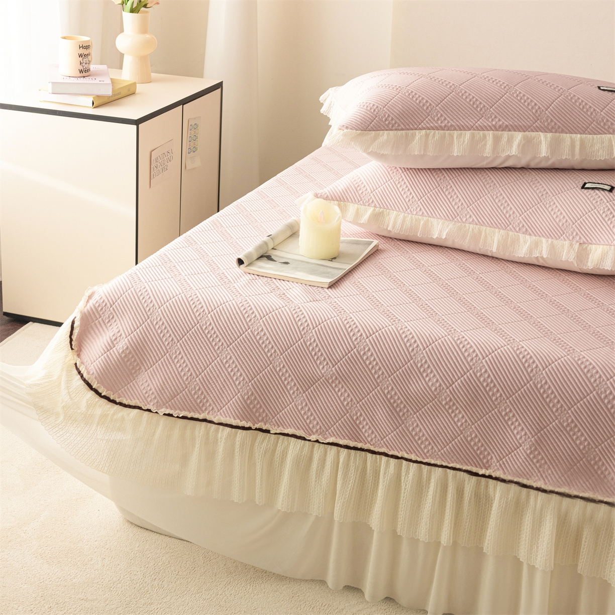 91家纺网 家纺一手货源 找家纺 赛丽雅 2026春夏新款480克A类PE聚乙烯提花冰豆豆凉感床裙款凉席三件套席子空调软席 方格-粉