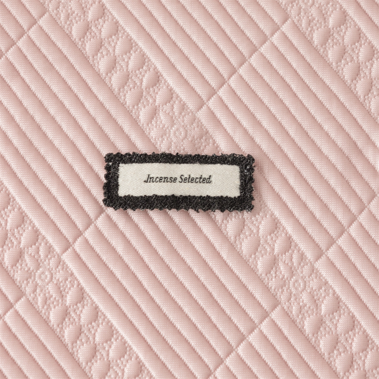 91家纺网 家纺一手货源 找家纺 赛丽雅 2026春夏新款480克A类PE聚乙烯提花冰豆豆凉感床裙款凉席三件套席子空调软席 方格-粉