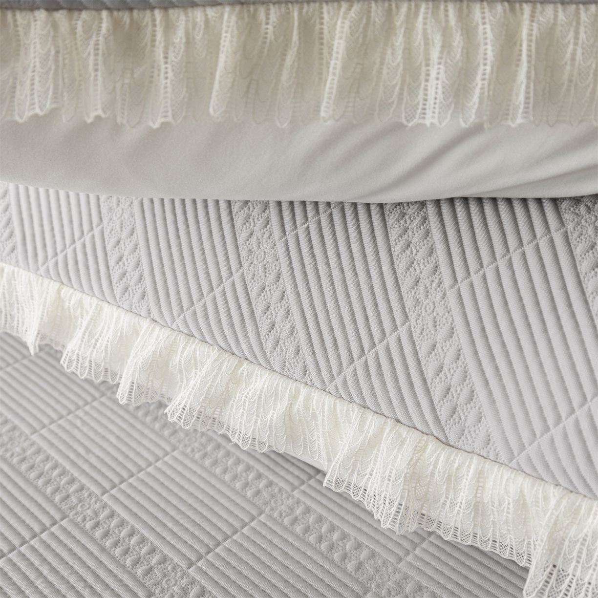 91家纺网 家纺一手货源 找家纺 赛丽雅 2026春夏新款480克A类PE聚乙烯提花冰豆豆凉感床裙款凉席三件套席子空调软席 方格-灰