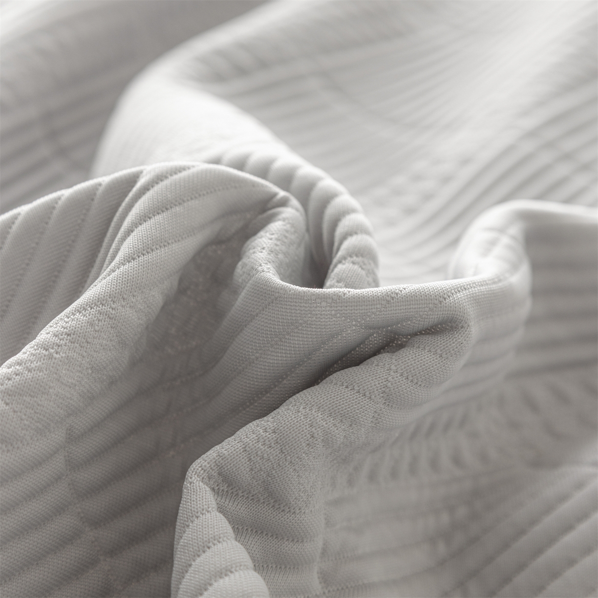 91家纺网 家纺一手货源 找家纺 赛丽雅 2026春夏新款480克A类PE聚乙烯提花冰豆豆凉感床裙款凉席三件套席子空调软席 方格-灰