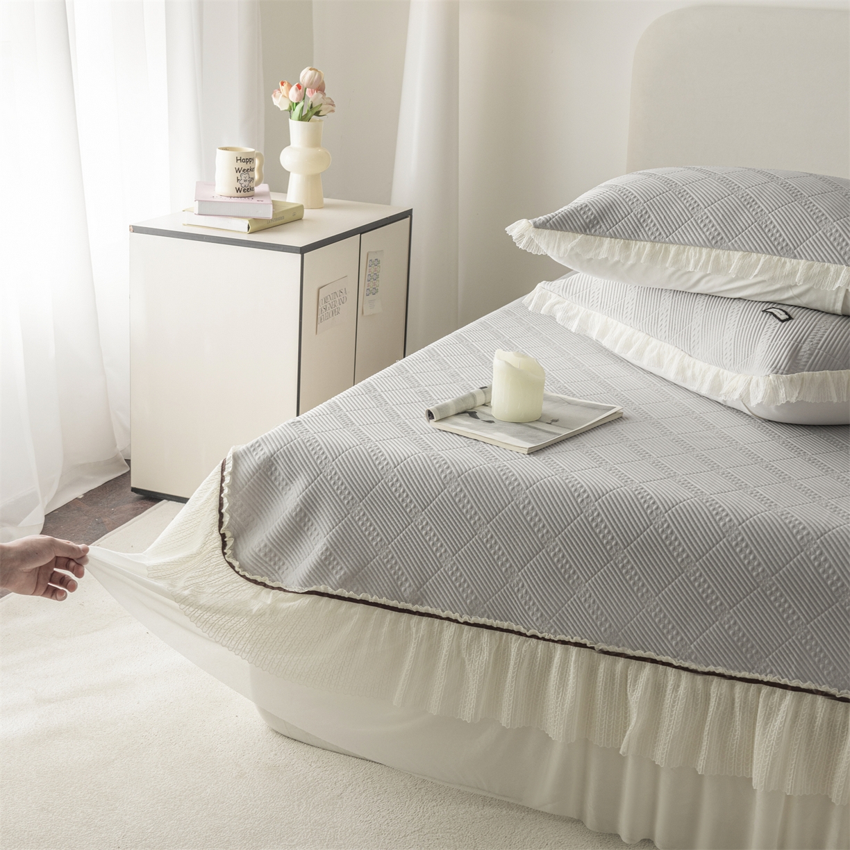 91家纺网 家纺一手货源 找家纺 赛丽雅 2026春夏新款480克A类PE聚乙烯提花冰豆豆凉感床裙款凉席三件套席子空调软席 方格-灰