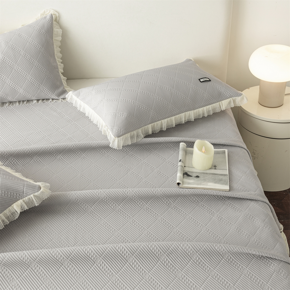 91家纺网 家纺一手货源 找家纺 赛丽雅 2026春夏新款480克A类PE聚乙烯提花冰豆豆凉感床裙款凉席三件套席子空调软席 方格-灰