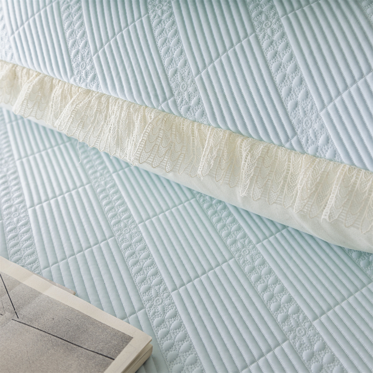 91家纺网 家纺一手货源 找家纺 赛丽雅 2026春夏新款480克A类PE聚乙烯提花冰豆豆凉感床裙款凉席三件套席子空调软席 方格-蓝