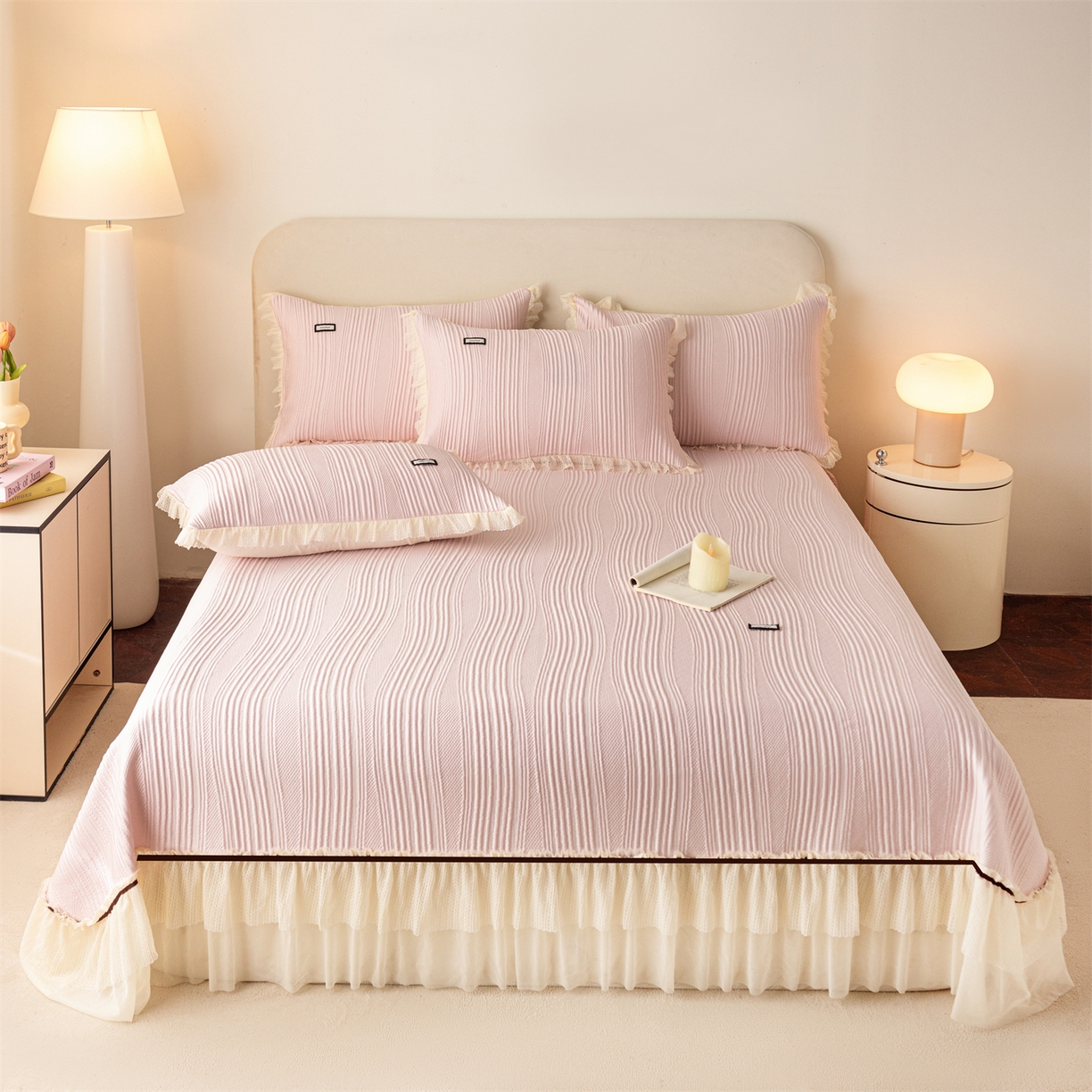 91家纺网 家纺一手货源 找家纺 赛丽雅 2026春夏新款480克A类PE聚乙烯提花冰豆豆凉感床裙款凉席三件套席子空调软席 小蛮腰-粉