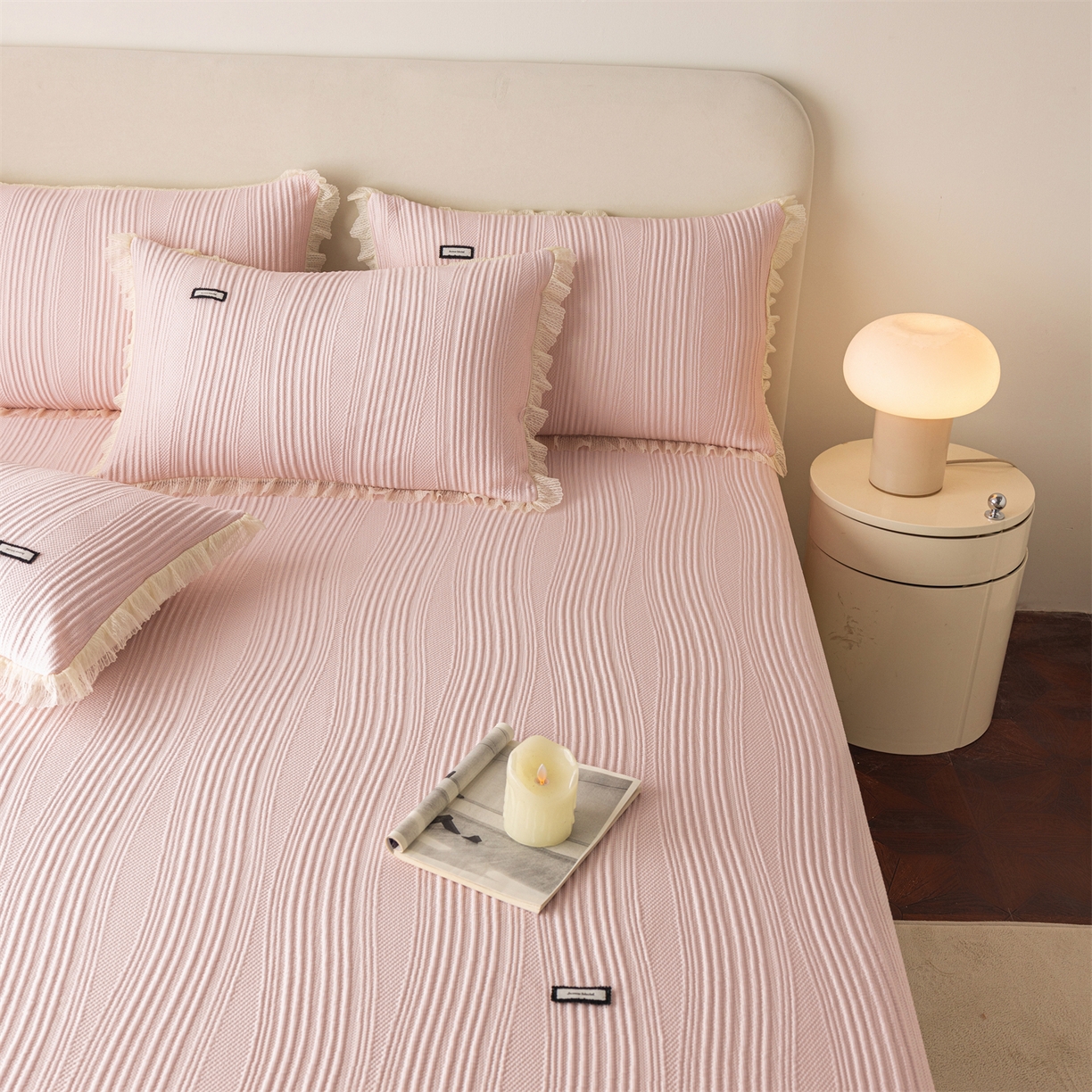 91家纺网 家纺一手货源 找家纺 赛丽雅 2026春夏新款480克A类PE聚乙烯提花冰豆豆凉感床裙款凉席三件套席子空调软席 小蛮腰-粉