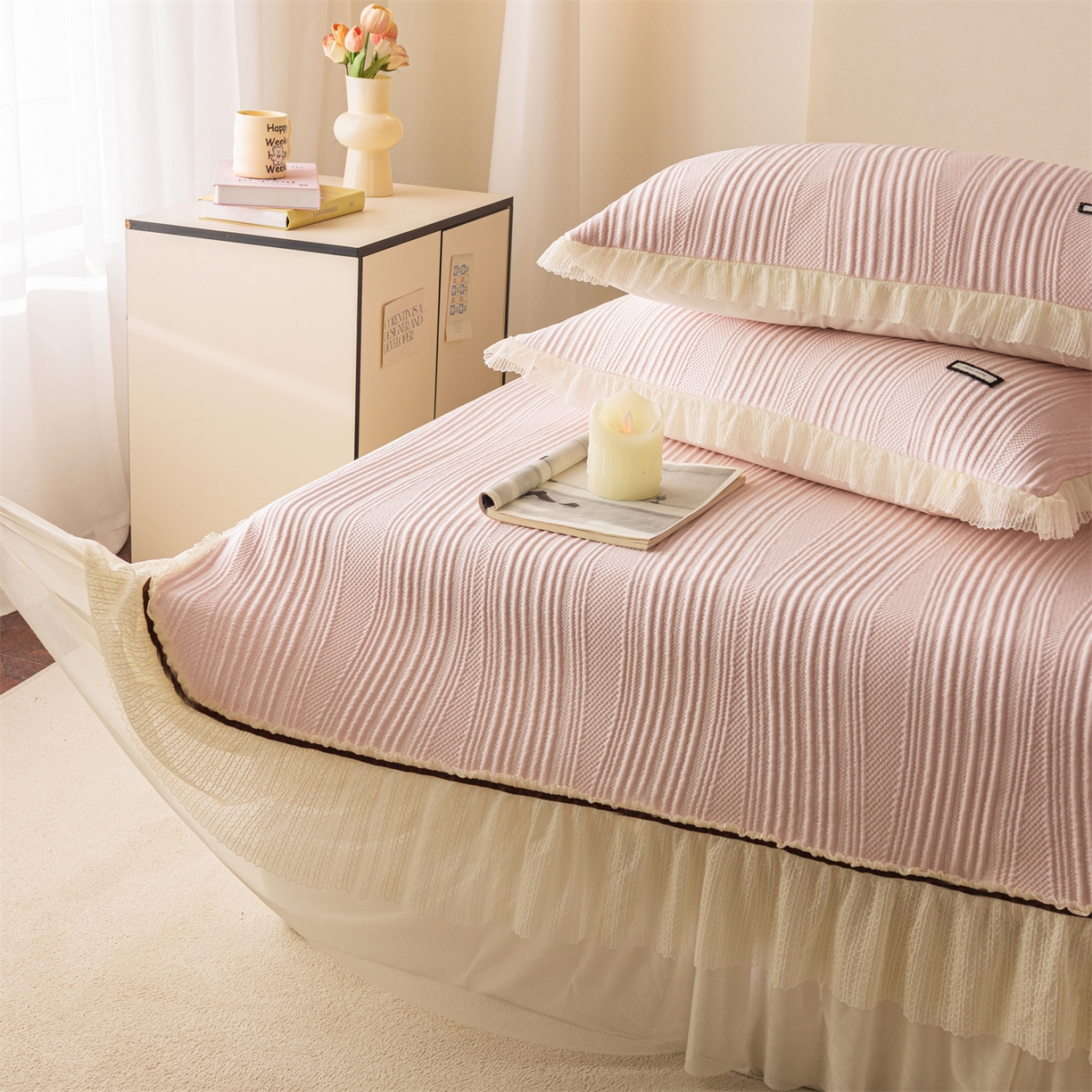 91家纺网 家纺一手货源 找家纺 赛丽雅 2026春夏新款480克A类PE聚乙烯提花冰豆豆凉感床裙款凉席三件套席子空调软席 小蛮腰-粉