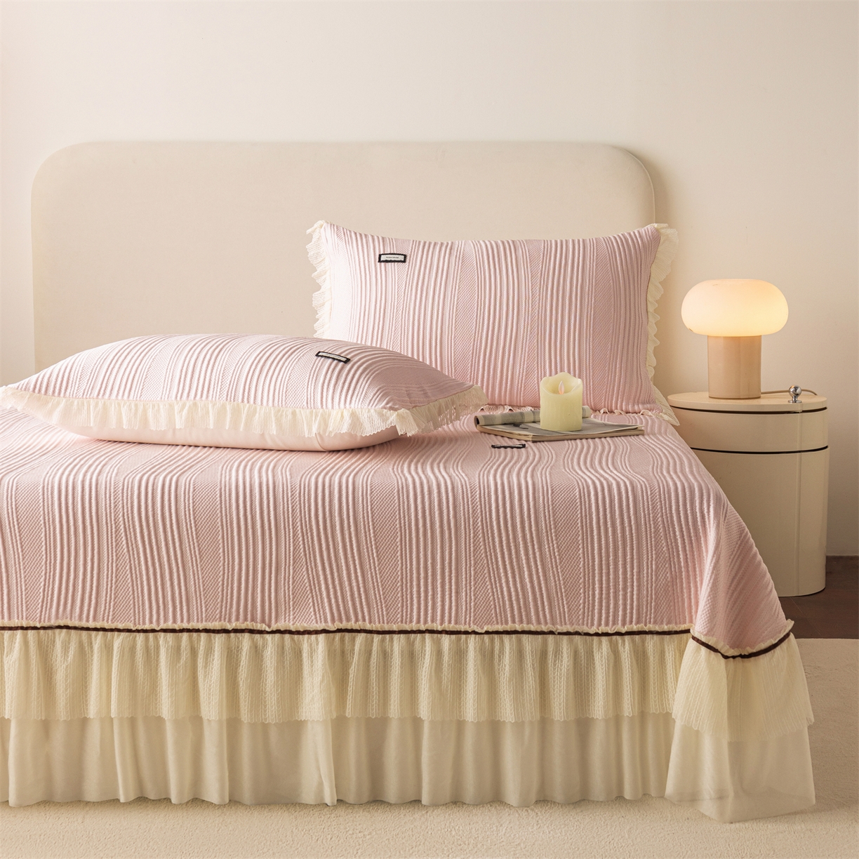 91家纺网 家纺一手货源 找家纺 赛丽雅 2026春夏新款480克A类PE聚乙烯提花冰豆豆凉感床裙款凉席三件套席子空调软席 小蛮腰-粉