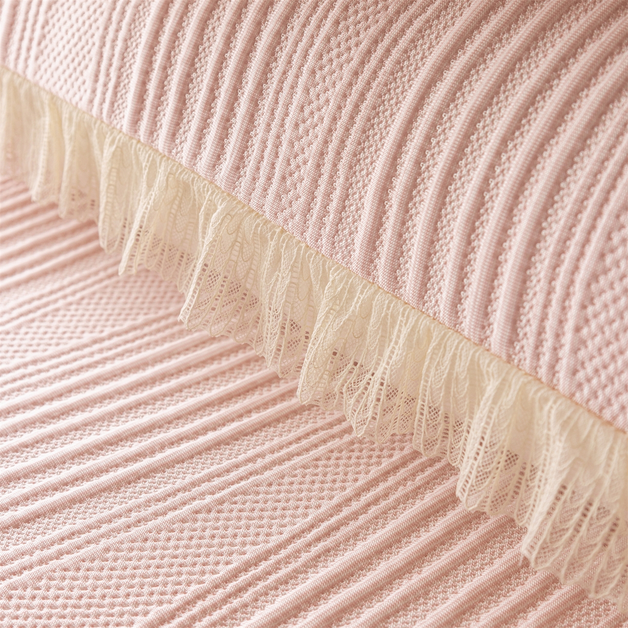 91家纺网 家纺一手货源 找家纺 赛丽雅 2026春夏新款480克A类PE聚乙烯提花冰豆豆凉感床裙款凉席三件套席子空调软席 小蛮腰-粉