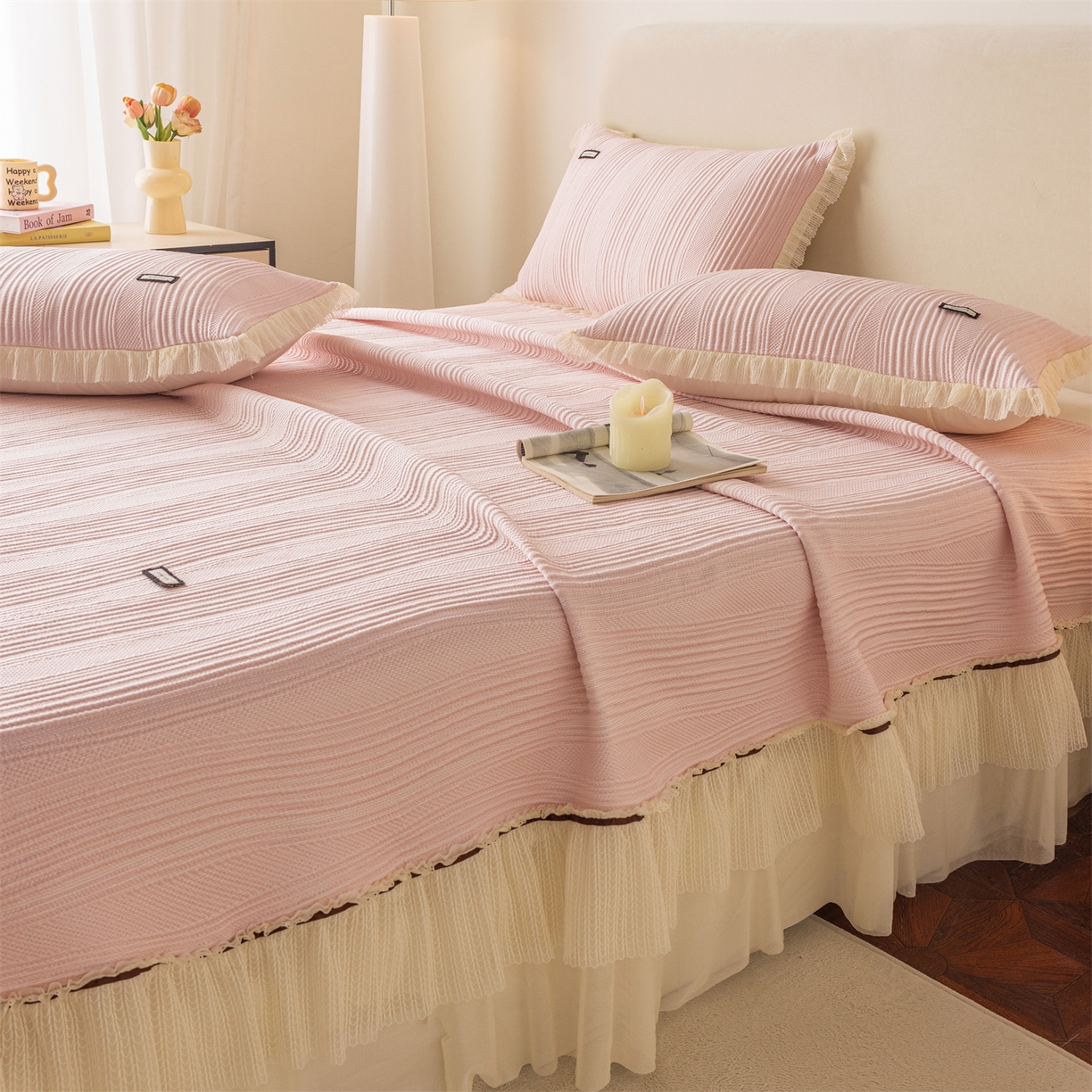 91家纺网 家纺一手货源 找家纺 赛丽雅 2026春夏新款480克A类PE聚乙烯提花冰豆豆凉感床裙款凉席三件套席子空调软席 小蛮腰-粉