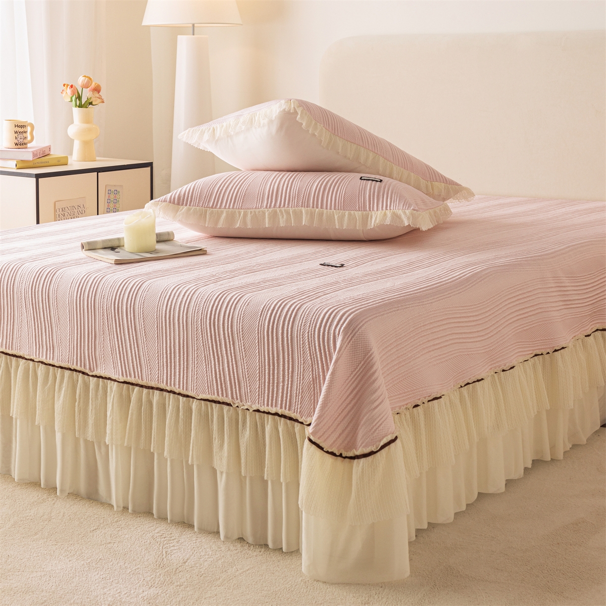 91家纺网 家纺一手货源 找家纺 赛丽雅 2026春夏新款480克A类PE聚乙烯提花冰豆豆凉感床裙款凉席三件套席子空调软席 小蛮腰-粉