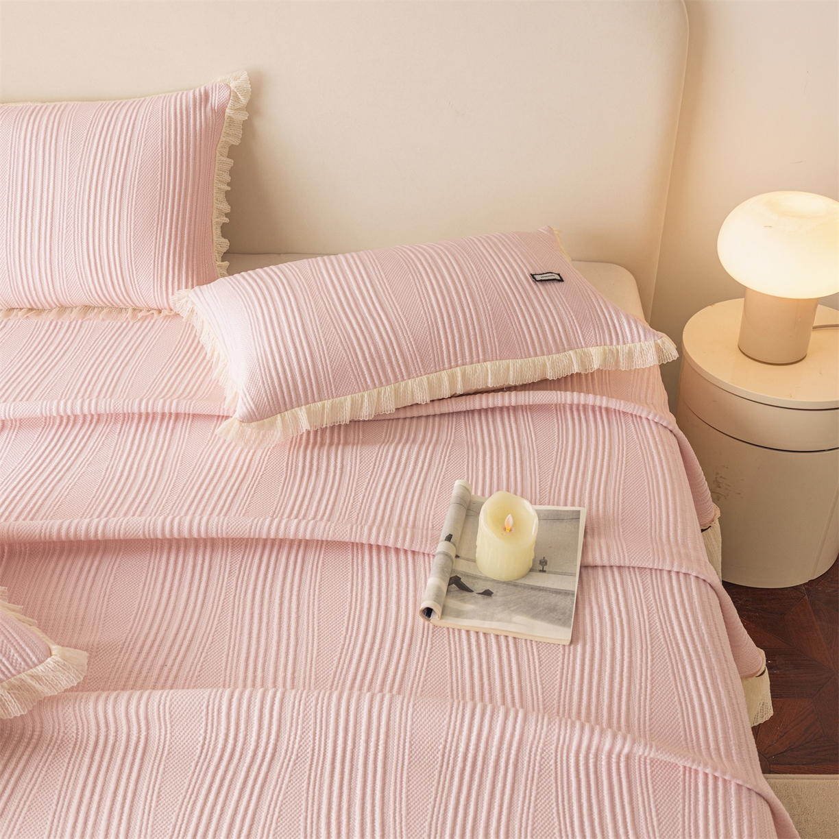 91家纺网 家纺一手货源 找家纺 赛丽雅 2026春夏新款480克A类PE聚乙烯提花冰豆豆凉感床裙款凉席三件套席子空调软席 小蛮腰-粉