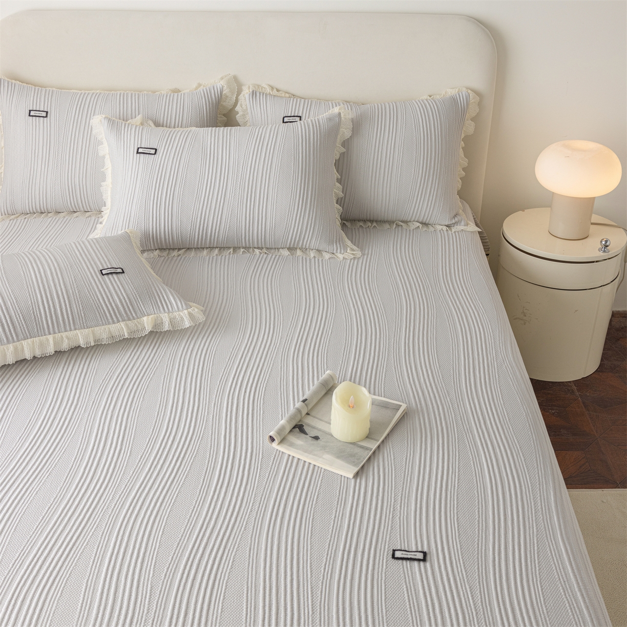 91家纺网 家纺一手货源 找家纺 赛丽雅 2026春夏新款480克A类PE聚乙烯提花冰豆豆凉感床裙款凉席三件套席子空调软席 小蛮腰-灰