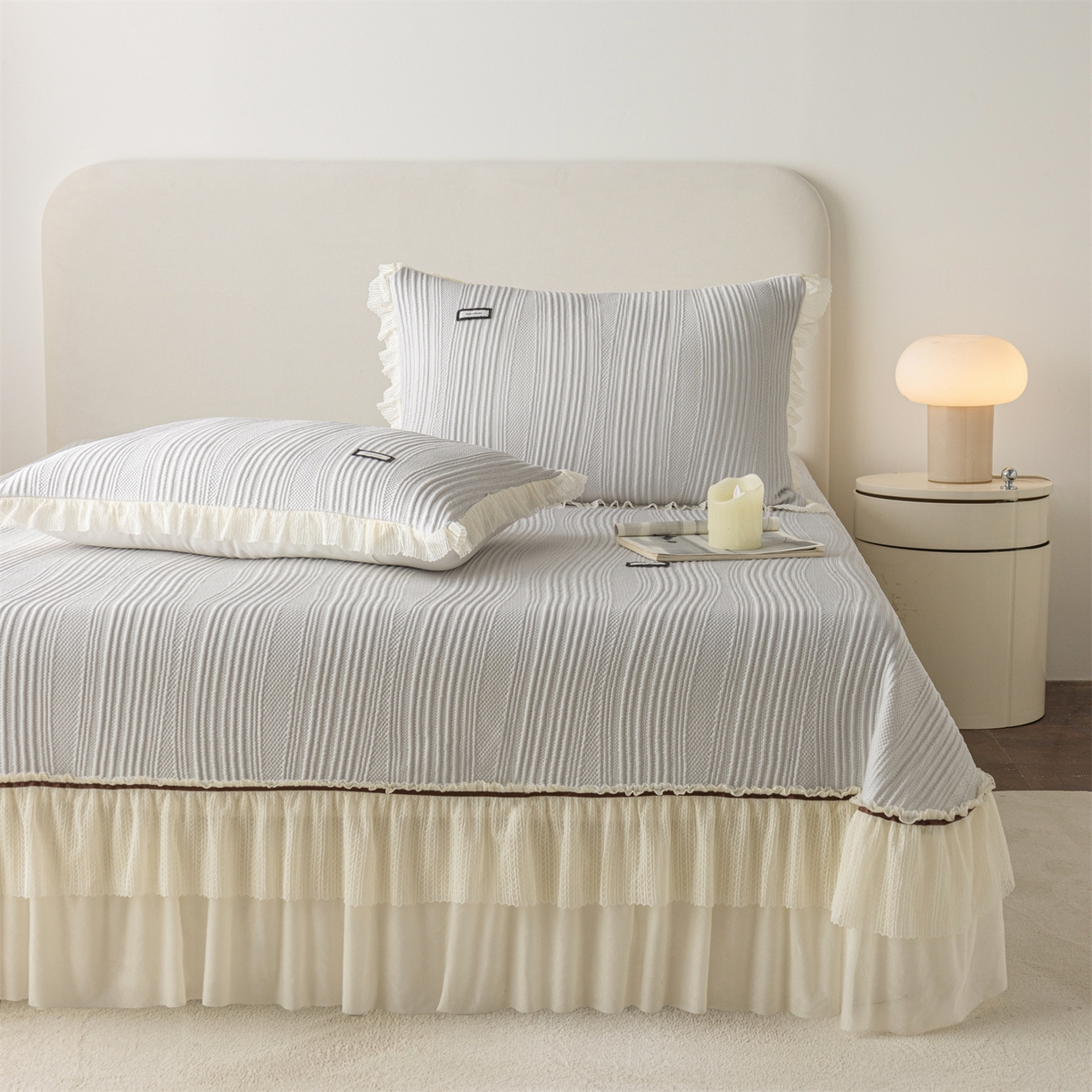 91家纺网 家纺一手货源 找家纺 赛丽雅 2026春夏新款480克A类PE聚乙烯提花冰豆豆凉感床裙款凉席三件套席子空调软席 小蛮腰-灰