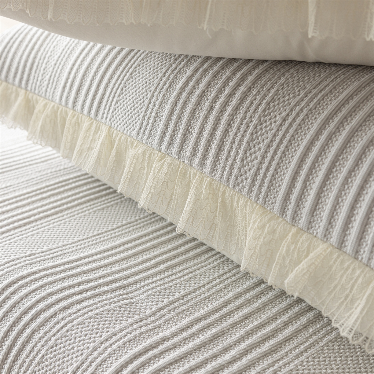 91家纺网 家纺一手货源 找家纺 赛丽雅 2026春夏新款480克A类PE聚乙烯提花冰豆豆凉感床裙款凉席三件套席子空调软席 小蛮腰-灰