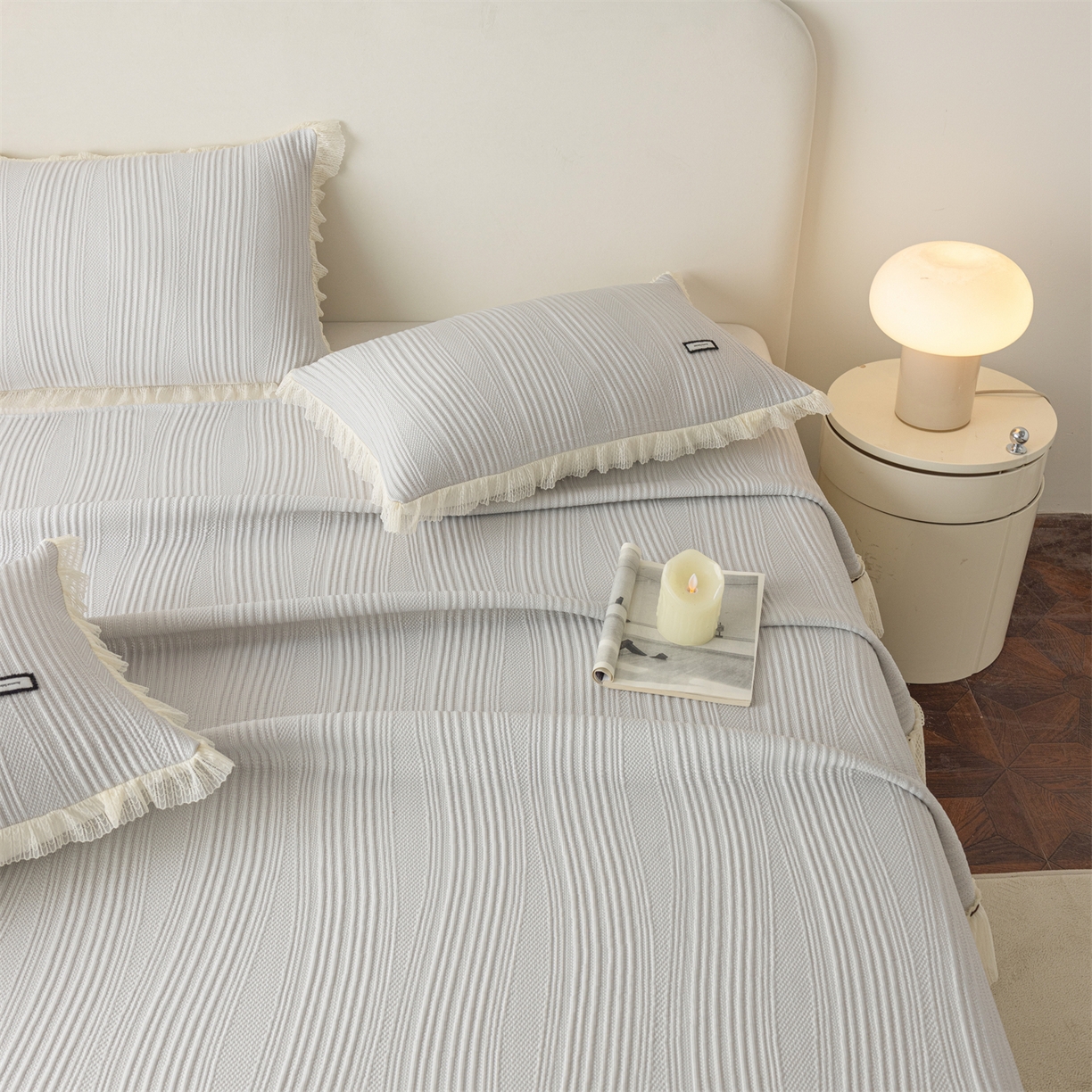 91家纺网 家纺一手货源 找家纺 赛丽雅 2026春夏新款480克A类PE聚乙烯提花冰豆豆凉感床裙款凉席三件套席子空调软席 小蛮腰-灰