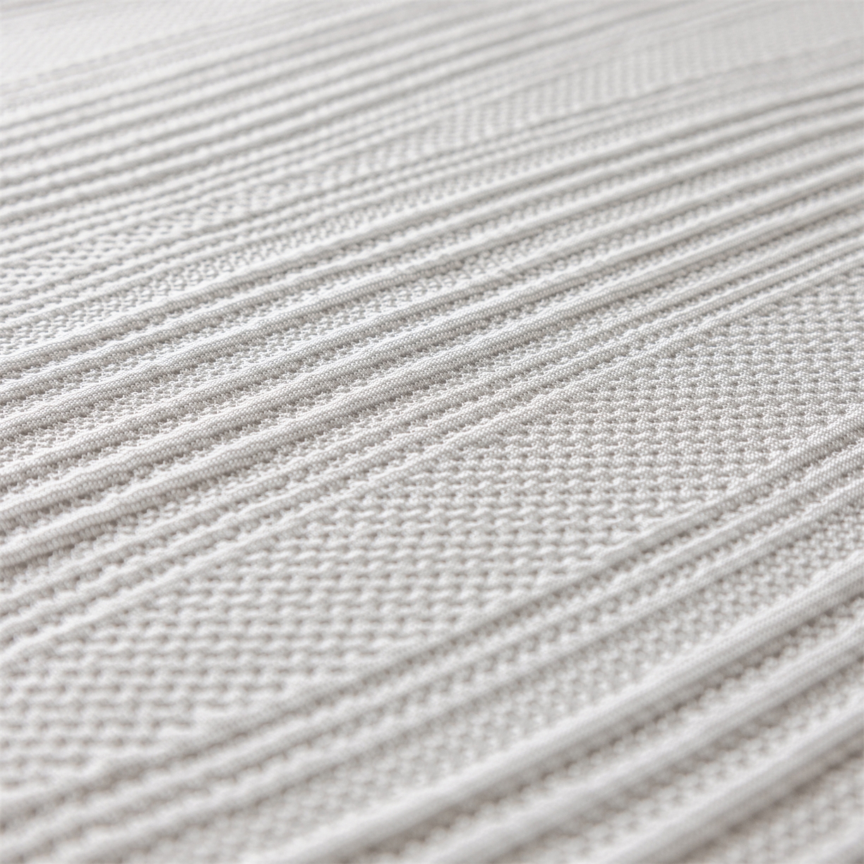 91家纺网 家纺一手货源 找家纺 赛丽雅 2026春夏新款480克A类PE聚乙烯提花冰豆豆凉感床裙款凉席三件套席子空调软席 小蛮腰-灰