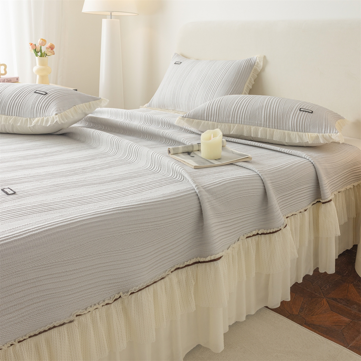 91家纺网 家纺一手货源 找家纺 赛丽雅 2026春夏新款480克A类PE聚乙烯提花冰豆豆凉感床裙款凉席三件套席子空调软席 小蛮腰-灰