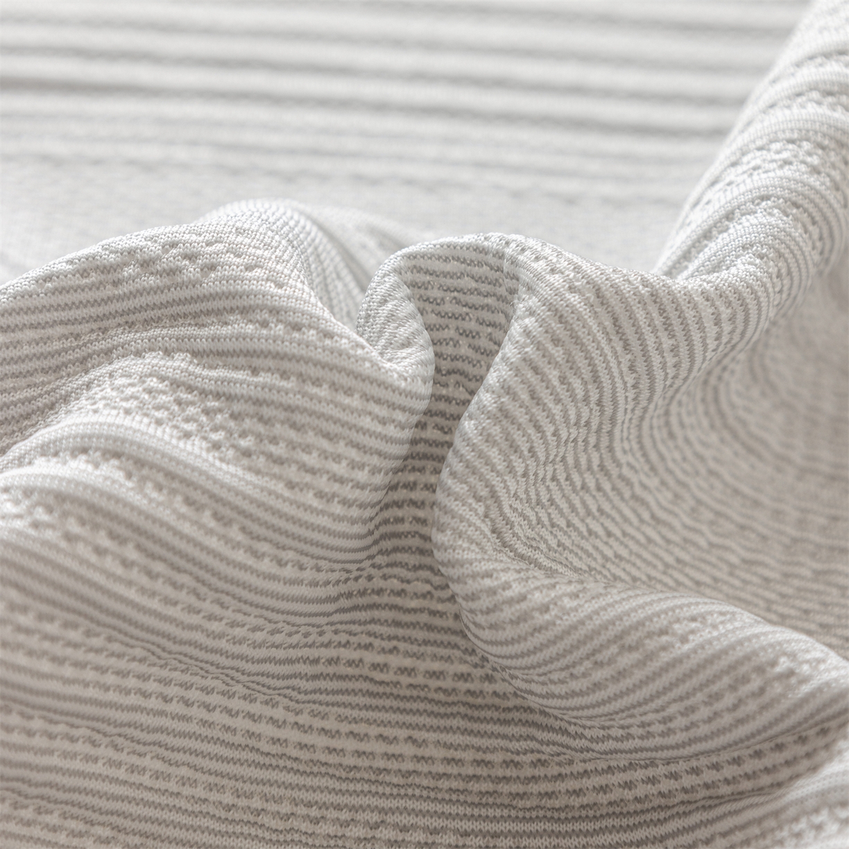 91家纺网 家纺一手货源 找家纺 赛丽雅 2026春夏新款480克A类PE聚乙烯提花冰豆豆凉感床裙款凉席三件套席子空调软席 小蛮腰-灰