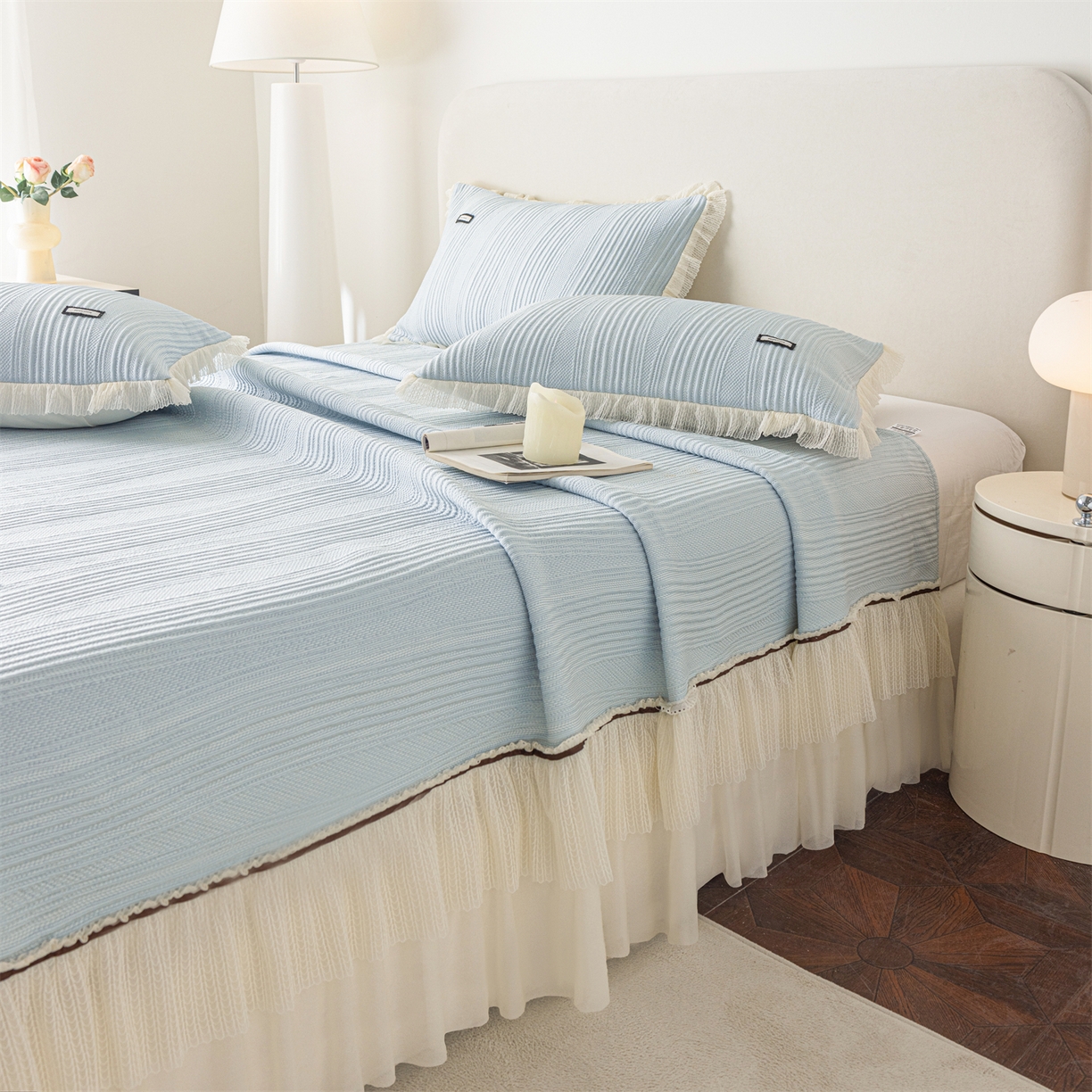 91家纺网 家纺一手货源 找家纺 赛丽雅 2026春夏新款480克A类PE聚乙烯提花冰豆豆凉感床裙款凉席三件套席子空调软席 小蛮腰-蓝