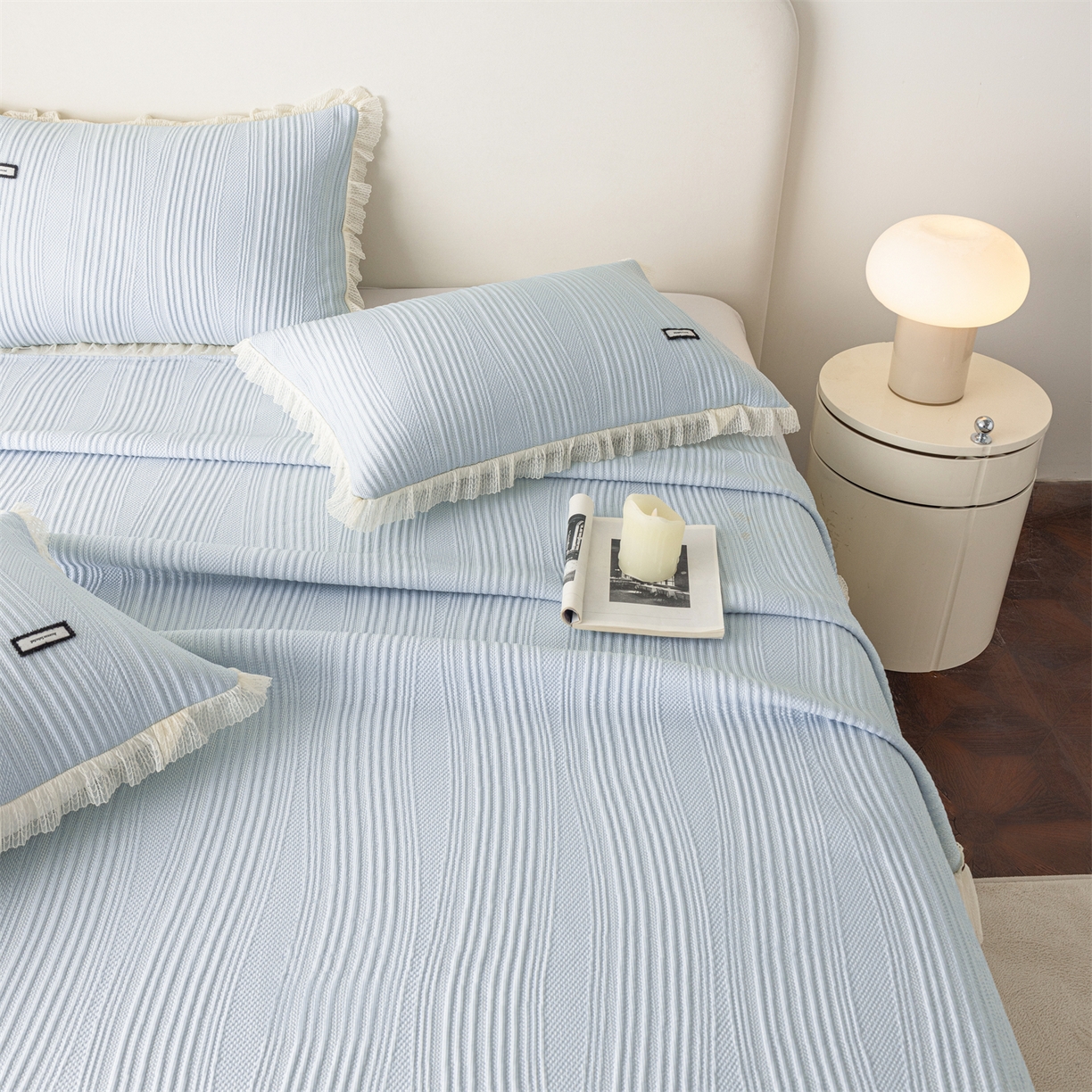 91家纺网 家纺一手货源 找家纺 赛丽雅 2026春夏新款480克A类PE聚乙烯提花冰豆豆凉感床裙款凉席三件套席子空调软席 小蛮腰-蓝