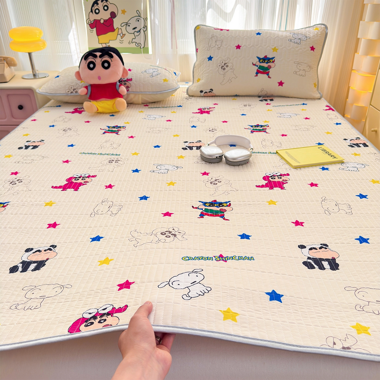 91家纺网 家纺一手货源 找家纺 （总）桃子家居 2026新款A类蜡笔小新授权数码印花小冰皮仿锦氨凉感凉席夏被组合夏被四件套