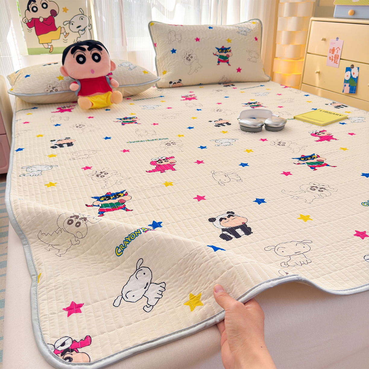 91家纺网 家纺一手货源 找家纺 （总）桃子家居 2026新款A类蜡笔小新授权数码印花小冰皮仿锦氨凉感凉席夏被组合夏被四件套