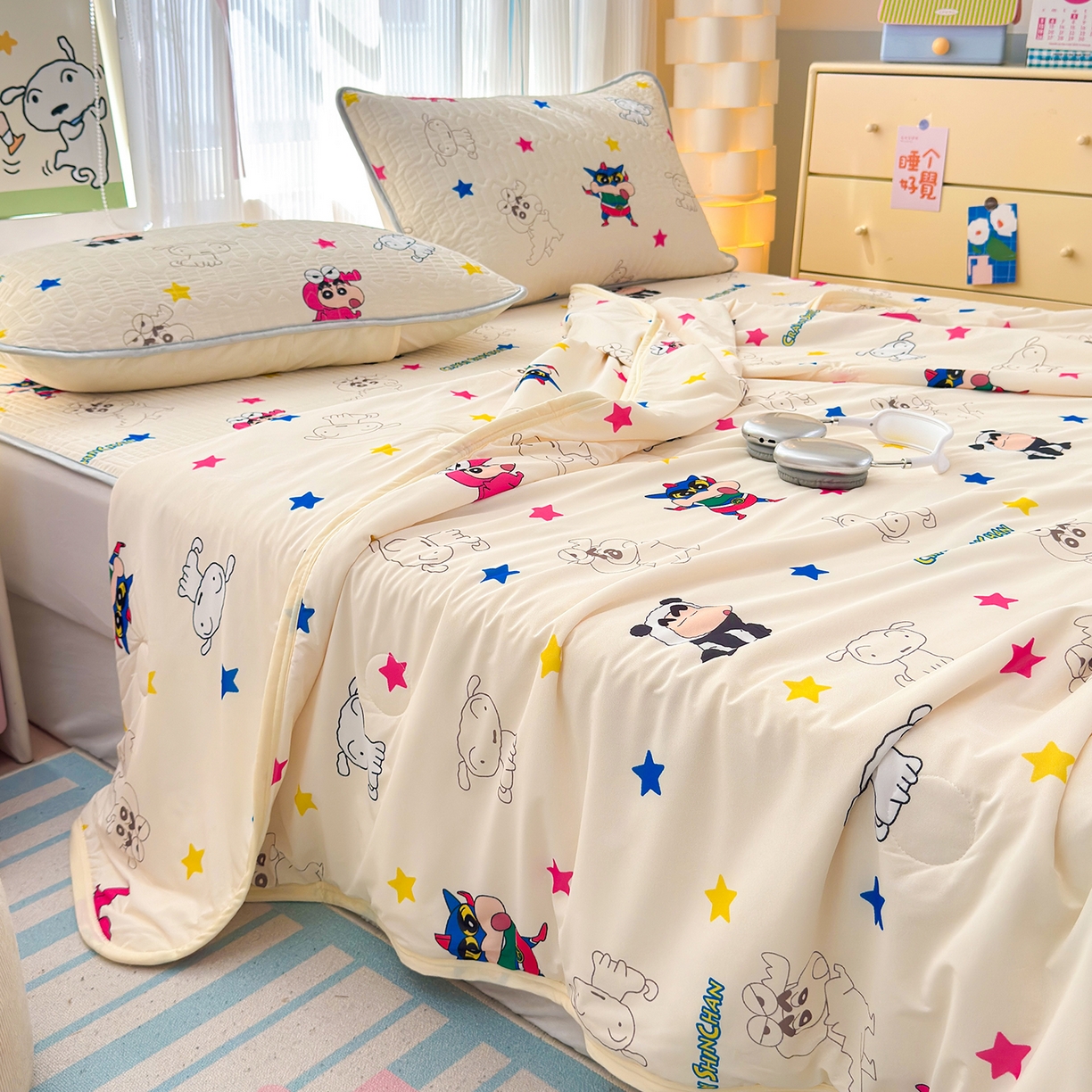 91家纺网 家纺一手货源 找家纺 （总）桃子家居 2026新款A类蜡笔小新授权数码印花小冰皮仿锦氨凉感凉席夏被组合夏被四件套