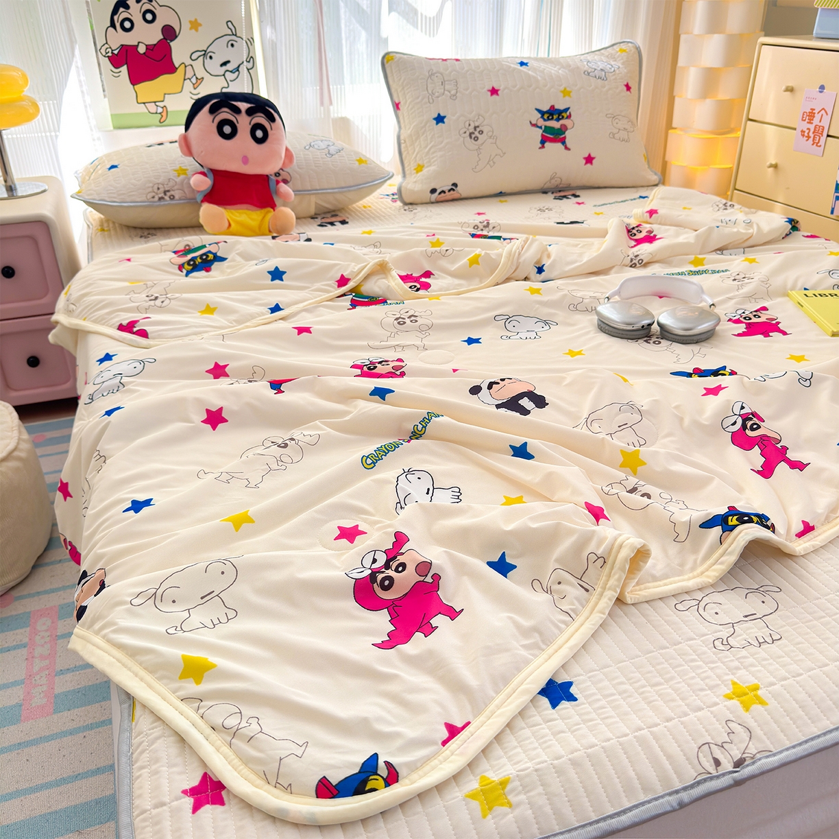 91家纺网 家纺一手货源 找家纺 （总）桃子家居 2026新款A类蜡笔小新授权数码印花小冰皮仿锦氨凉感凉席夏被组合夏被四件套