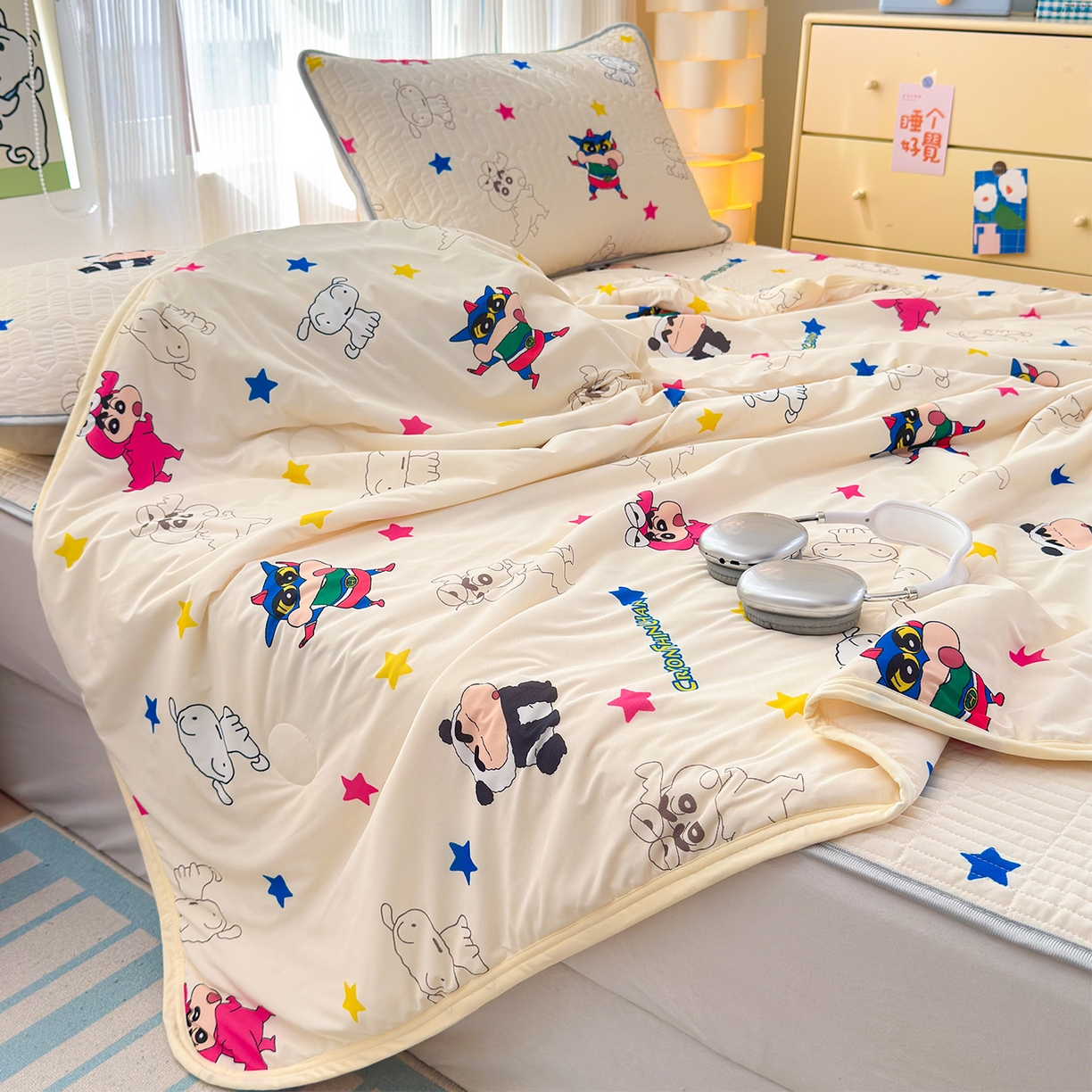 91家纺网 家纺一手货源 找家纺 （总）桃子家居 2026新款A类蜡笔小新授权数码印花小冰皮仿锦氨凉感凉席夏被组合夏被四件套