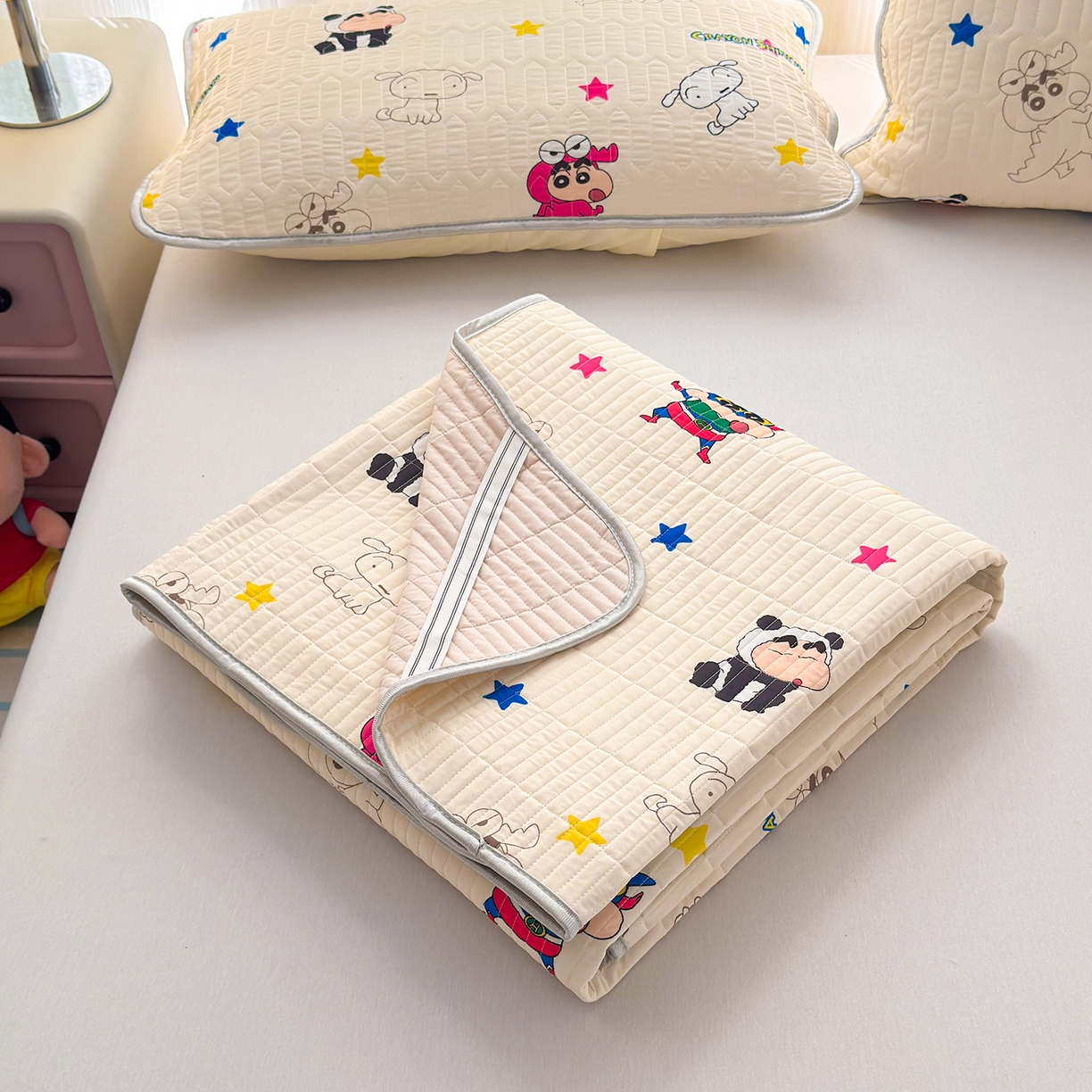 91家纺网 家纺一手货源 找家纺 （总）桃子家居 2026新款A类蜡笔小新授权数码印花小冰皮仿锦氨凉感凉席夏被组合夏被四件套