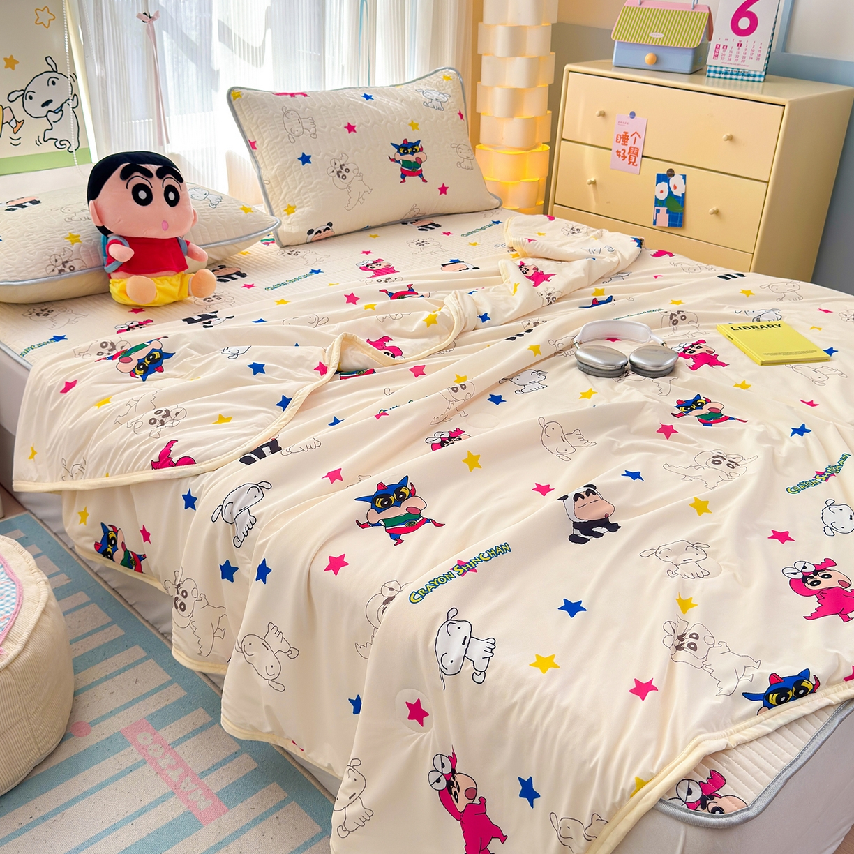 91家纺网 家纺一手货源 找家纺 （总）桃子家居 2026新款A类蜡笔小新授权数码印花小冰皮仿锦氨凉感凉席夏被组合夏被四件套