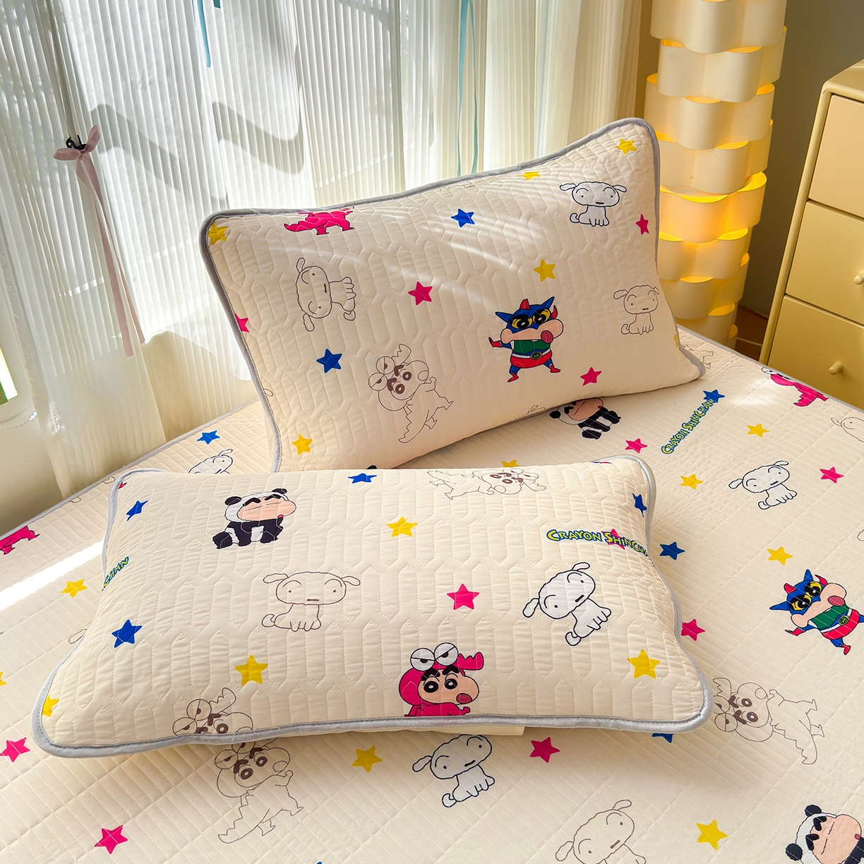 91家纺网 家纺一手货源 找家纺 （总）桃子家居 2026新款A类蜡笔小新授权数码印花小冰皮仿锦氨凉感凉席夏被组合夏被四件套