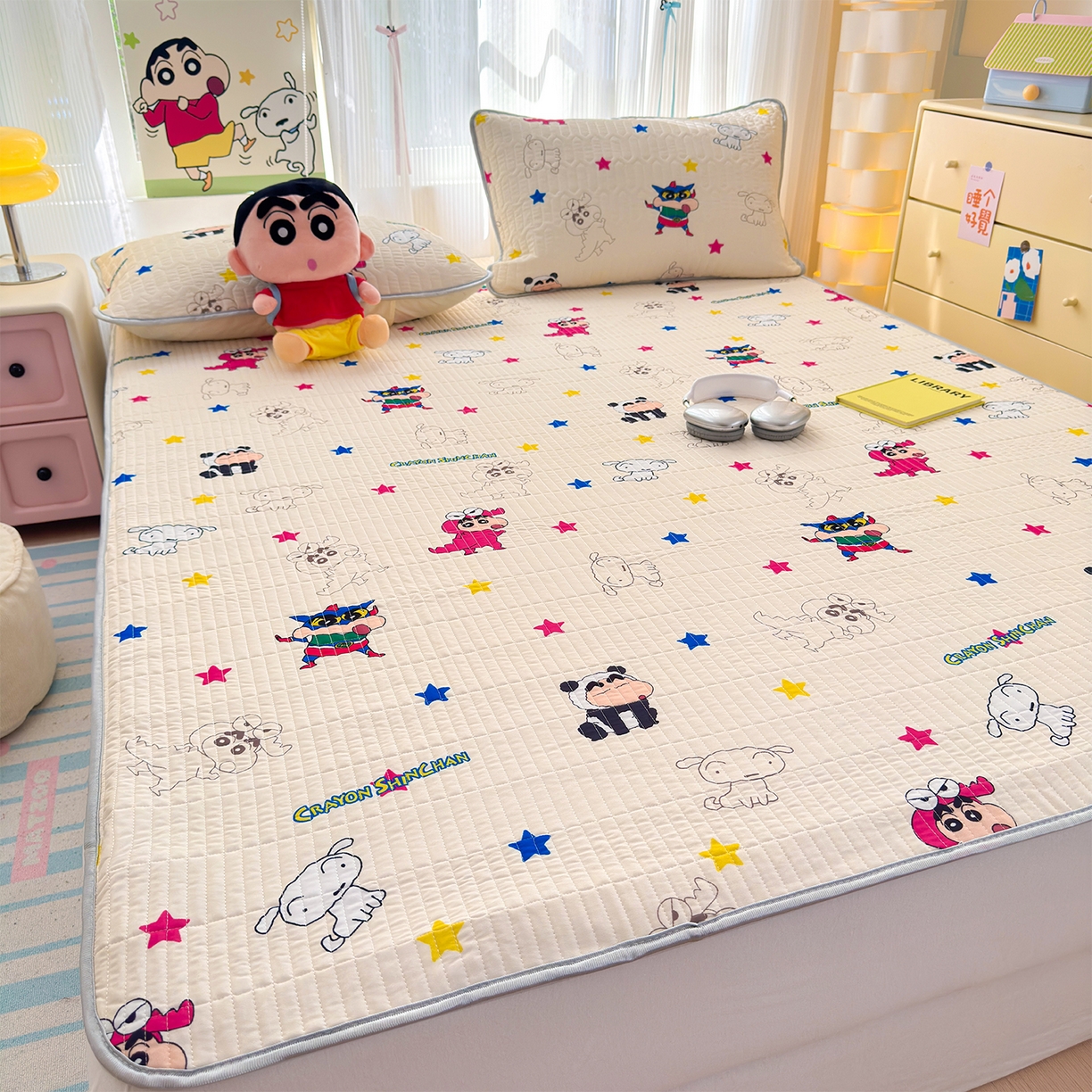 91家纺网 家纺一手货源 找家纺 （总）桃子家居 2026新款A类蜡笔小新授权数码印花小冰皮仿锦氨凉感凉席夏被组合夏被四件套