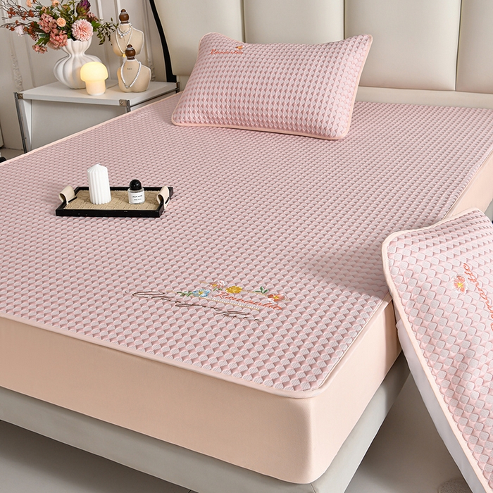 91家纺网 家纺一手货源 找家纺 （总）畅畅家纺 2026新款PE凉感豆豆凉席绣花三明治复合系列-床笠款