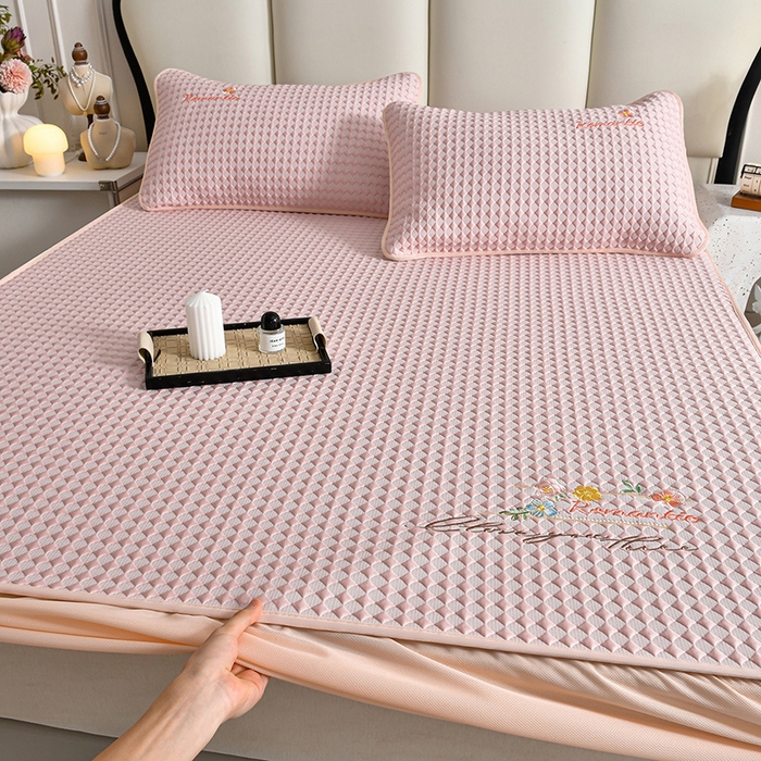 91家纺网 家纺一手货源 找家纺 （总）畅畅家纺 2026新款PE凉感豆豆凉席绣花三明治复合系列-床笠款