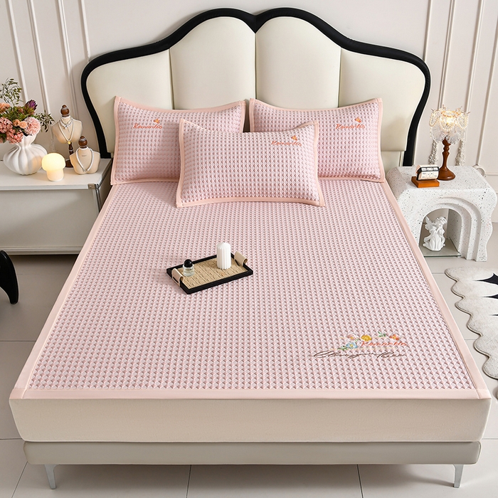 91家纺网 家纺一手货源 找家纺 （总）畅畅家纺 2026新款PE凉感豆豆凉席绣花三明治复合系列平铺款床席-格韵